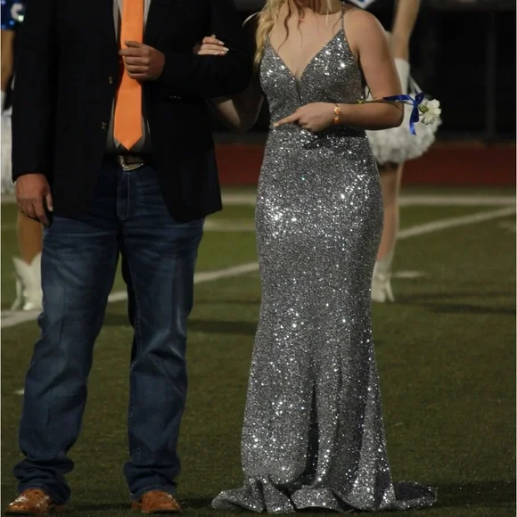 SILVER SEQUINED MERMAID STYLE PROM DRESS -SIZE 2- 100% Polyester - Picture 2 of 2